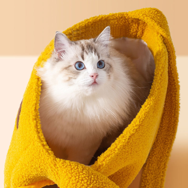 Charming Giraffe-Inspired Soft Cat Carrier Bag